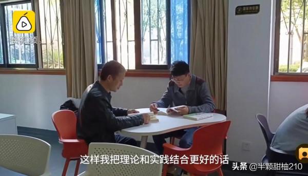 51歲大叔考上大學和兒子同班，年齡從來都不是學習的攔路虎