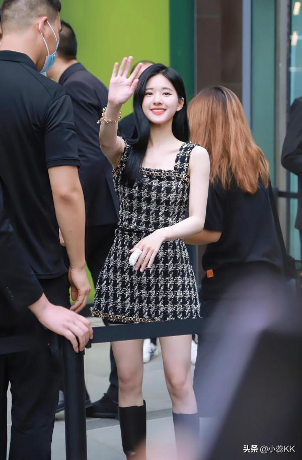 趙露思不愧是甜妹穿搭範本,一身小香風吊帶裙,輕鬆穿出少女感 趙露思不愧是甜妹穿搭範本,一身小香風吊帶裙,輕鬆穿出少女感