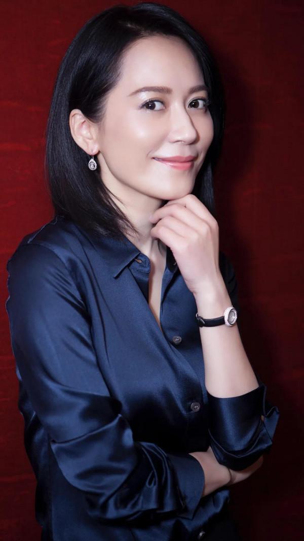 俞飛鴻身輕如燕，踏雪無痕，欣賞雪景太美了