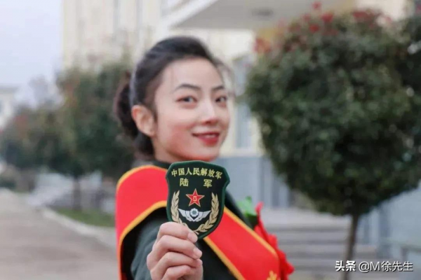 退伍前一夜，女兵用歌聲告別