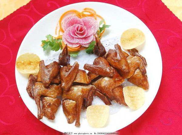 紅燒乳鴿：色香味俱全