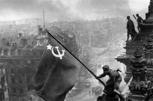 志願參軍後投敵賣國計程車兵，每天端機槍殺戰友，戰後被優待30年