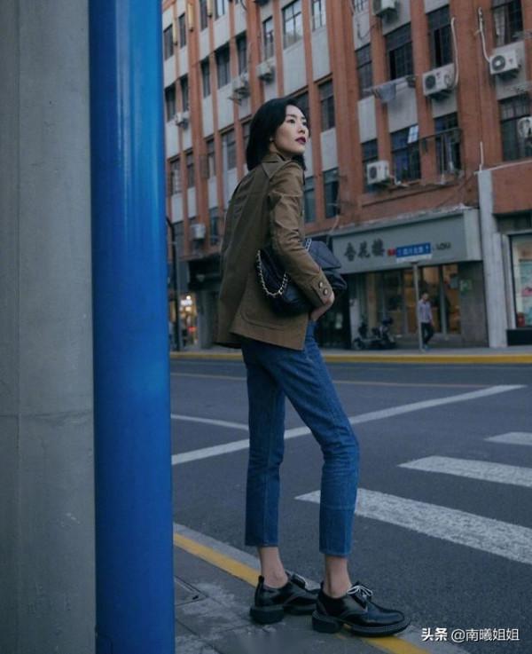 怪不得時尚精都不穿小白鞋了，今年“布洛克鞋”火了，舒適還高階