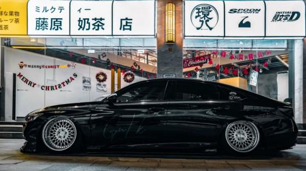 黑西裝配亮皮鞋，十代雅閣也能做一名優雅的西裝紳士