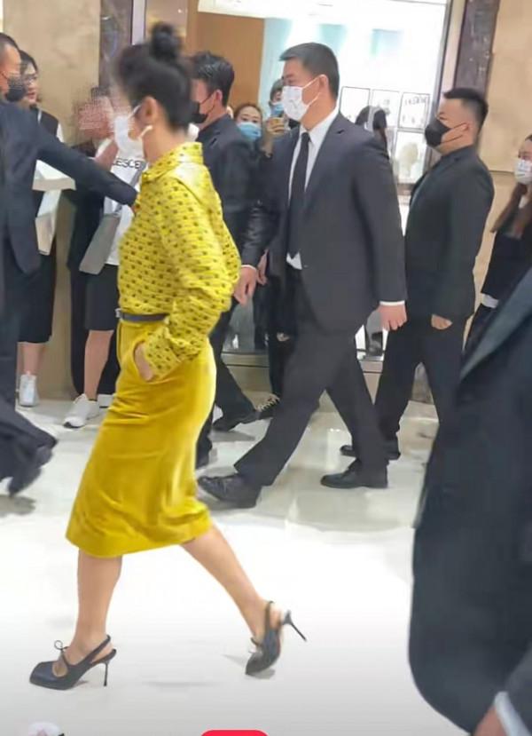 李冰冰參加活動由多個安保“護駕”,被贊臉小眼睛大完美得像雕塑 李冰冰參加活動由多個安保“護駕”,被贊臉小眼睛大完美得像雕塑