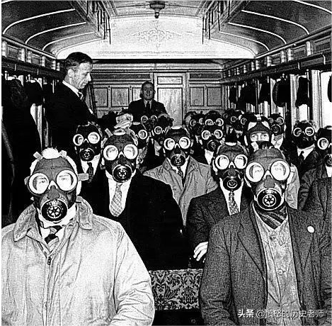 珍貴老照片:穿西裝的希特勒、下跪的清政府、原子彈爆炸的場面 珍貴老照片:穿西裝的希特勒、下跪的清政府、原子彈爆炸的場面