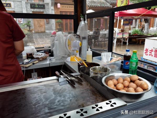 漢EV自駕山東，帶著家人來逛沂州古城，孩子一人就能吃兩串魷魚