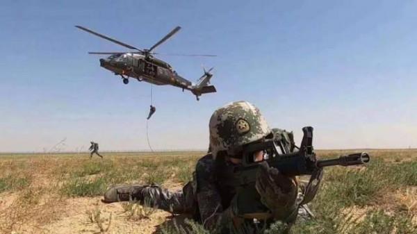 太詭異！美軍黑鷹直升機高速飛過，駕駛艙空無一人，變形金剛嗎？