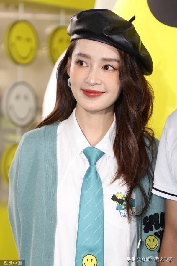 李沁穿薄荷綠針織衫時髦俏麗 戴貝雷帽淺笑溫柔甜美