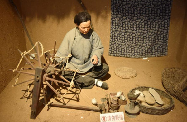 解放初，郭伍士在沂蒙尋“娘”九年，他跪著走向救命的母親祖秀蓮