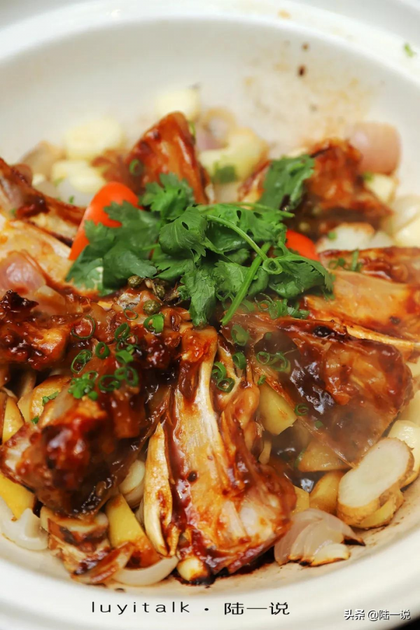 10人消費將近4000元，鮮松茸、大黃魚、羅氏蝦、私房牛肉都不錯