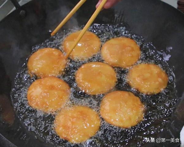 外酥裡軟的炸糖糕，如何不破不流糖？三個小技巧，一咬酥脆掉渣