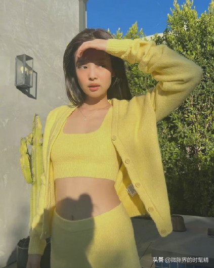 33歲劉雯“炫腹”上熱搜,“紙片腰”成冬天穿衣新風向標 33歲劉雯“炫腹”上熱搜,“紙片腰”成冬天穿衣新風向標