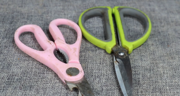 今天才知道，用剪刀剪易拉罐，越剪越鋒利，省錢實用，快去試試