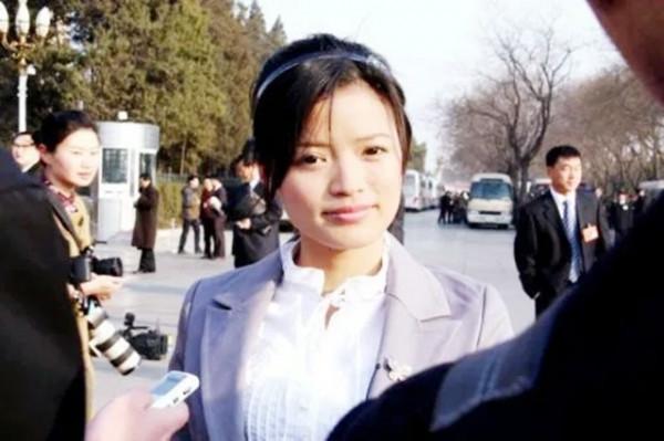 還記得曾說我是導遊先救乘客的文花枝嗎？後來在毛主席家鄉當書記