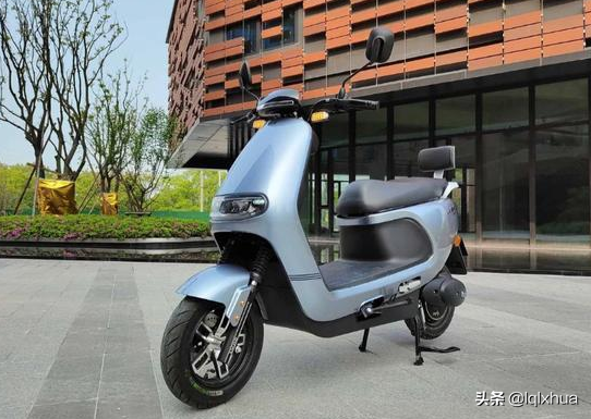 最大續航200KM搭載1200W電機，動力強速度快，兩款跑外賣的電動車