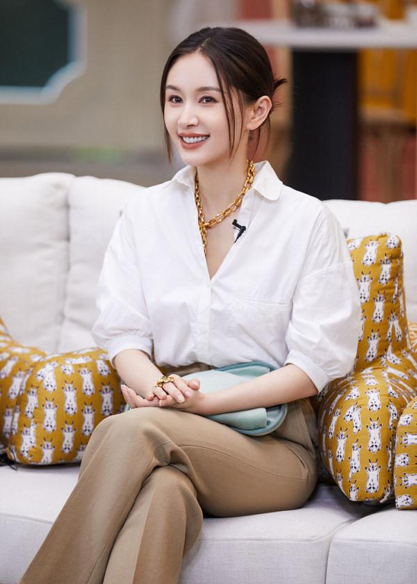 王子文《半熟戀人》花絮釋出 白襯衣搭底盤發乾練有氣質