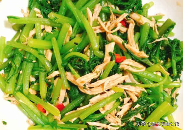 涼拌菜吃過不少，這款茼蒿拌雞絲不要錯過，鮮香營養，家人都愛吃
