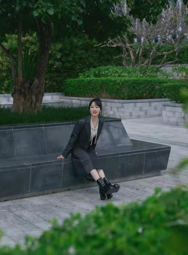 楊紫一改&OpenCurlyDoubleQuote;甜美風&rdquo;穿搭，大膽嘗試短款皮衣秀個性，看著時髦高階