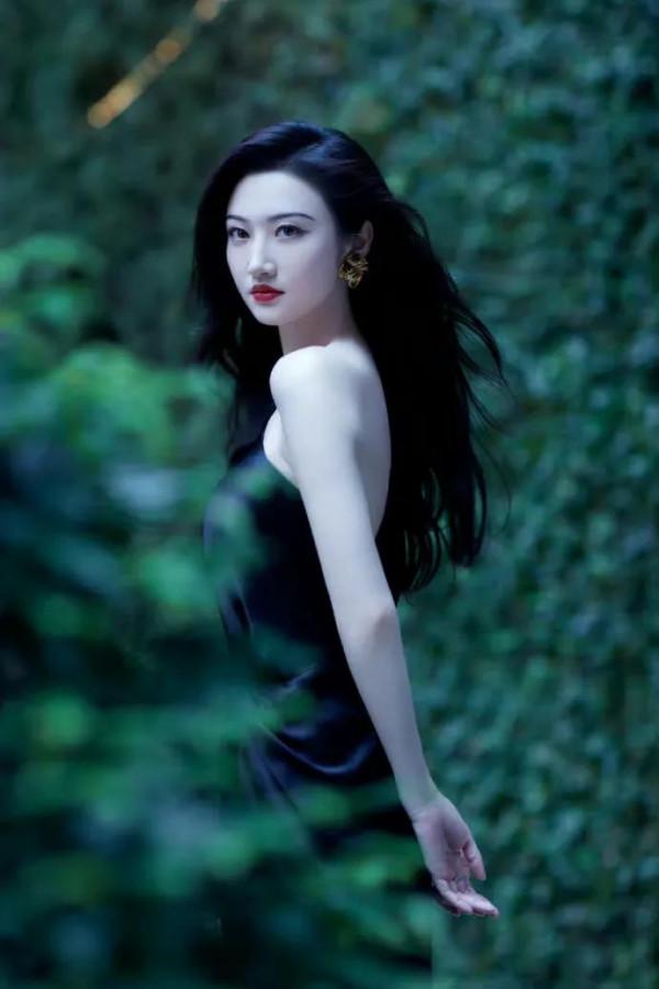 景甜著黑色斜肩長裙，長髮微卷，鎖骨簡直太絕了