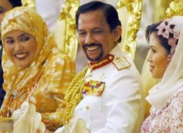 汶萊最壕國王，用黃金馬桶，給馬廄裝空調，同時富養46萬人