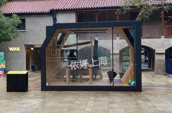 上海街頭驚現透明房！24小時有人住裡面吃喝睡覺，圍觀者直接看光光