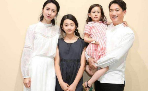 這六位娶初戀回家的男明星,不僅零緋聞,還把老婆寵成了公主 這六位娶初戀回家的男明星,不僅零緋聞,還把老婆寵成了公主