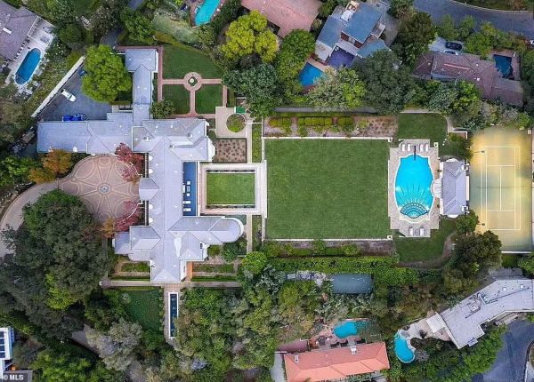 名媛希爾頓嫁了！甩14個富豪明星男友，曬千萬鑽戒，婚禮連辦三天