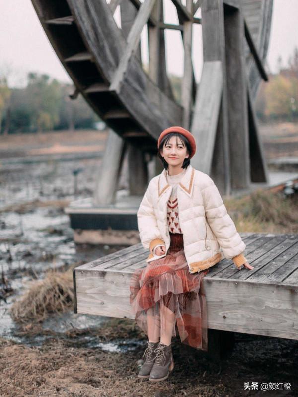 肉色打底褲怎麼穿才不土氣？試試這幾種搭配方式，優雅顯瘦又時髦