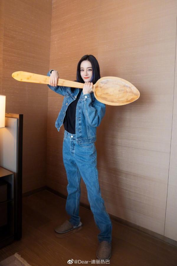 迪麗熱巴發“乾飯人”俏皮照 穿牛仔套裝挑染藍髮亮眼