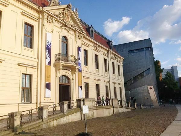 2009年，荷蘭證實美國送的&OpenCurlyDoubleQuote;月岩&rdquo;是假貨，美國：我沒說那是月岩