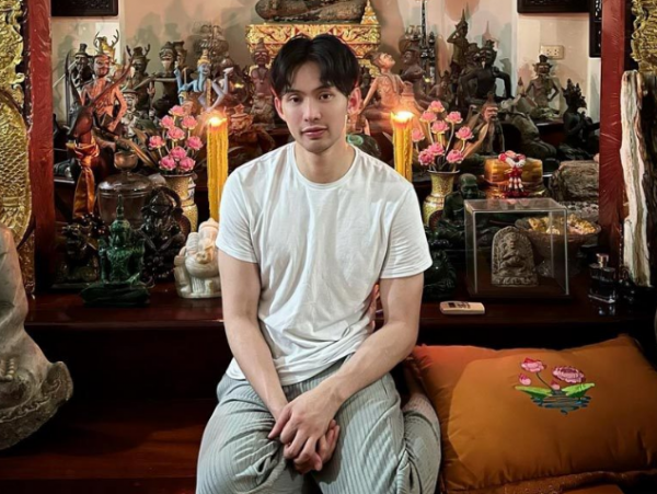 主持人Matoom剃度出家！沒穿上衣露出發達肌肉，眉毛剃光顏值超高