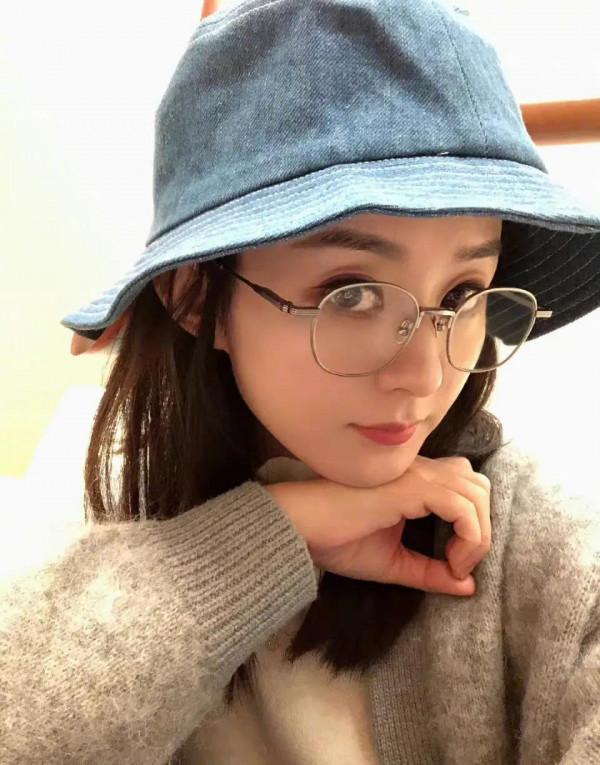 趙麗穎生圖合集，圓嘟嘟的娃娃臉看起來也太奶了，擋不住的美貌