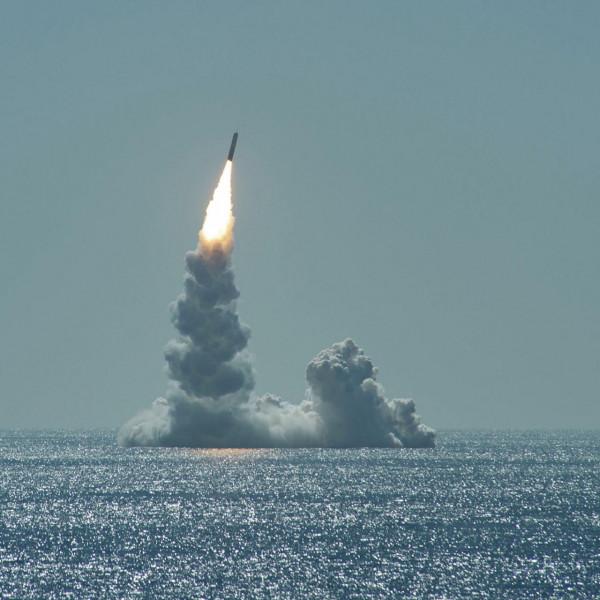 揮舞核大棒，美國又試射潛地導彈，中俄聯手，可以讓霸權無力施展