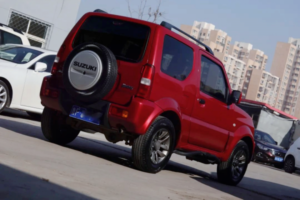 怪獸修車：翻新一輛二手的鈴木-吉姆尼，精心施工，再現完美