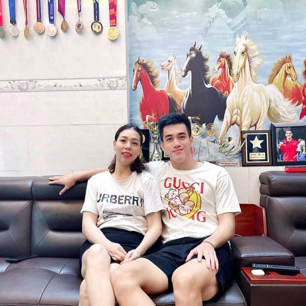 看看毒打男足的越南隊隊員與其家人的合照