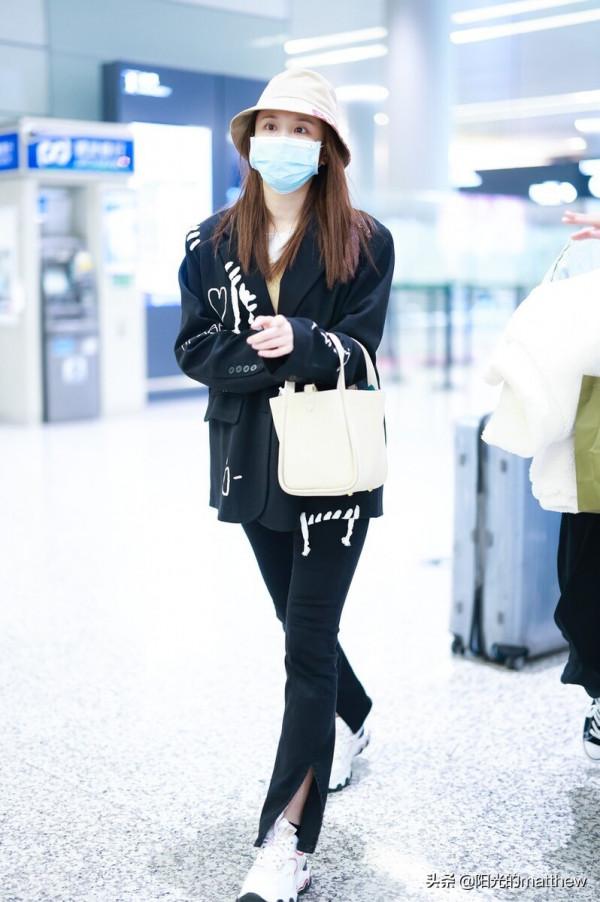 張慧雯身穿塗鴉西裝搭開視褲時尚率性，長髮披肩戴漁夫帽可愛甜美