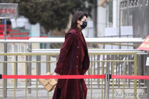 春晚明星私服比美：劉濤拎虎包，趙麗穎編流蘇辮，張若昀裹花棉被