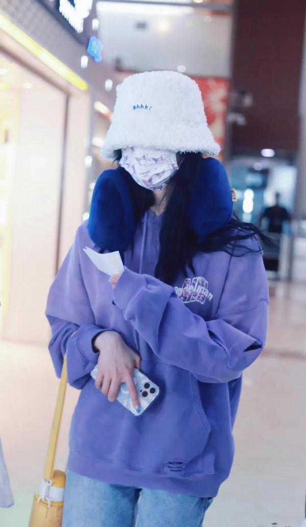 周潔瓊私服秀，身穿紫色衛衣搭配牛仔褲，休閒氣息滿滿