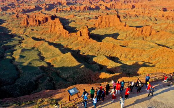 跳鍋莊迎中秋 他鄉度節別樣濃