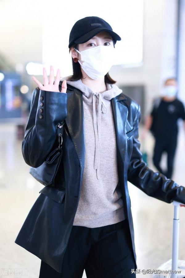 街拍：李純針織帽衫+皮西裝+運動鞋+休閒褲+棒球帽簡約大氣