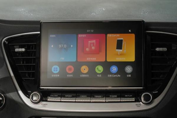 體驗現代悅納頂配車型，油耗4&period;9L，不足10萬還帶感應後備廂