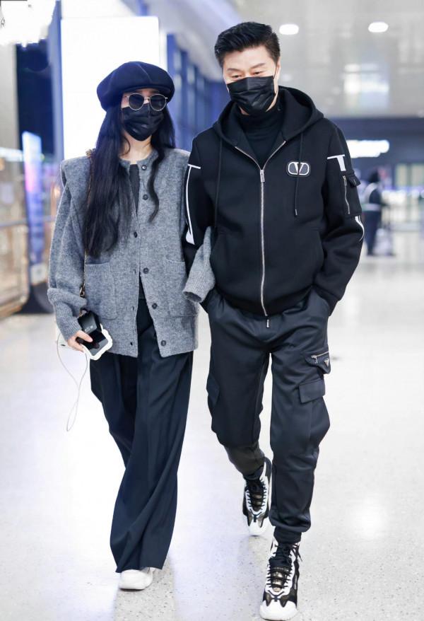 范冰冰爸爸穿3萬7老年裝炸街，挽女兒走機場似情侶，比女兒還時尚