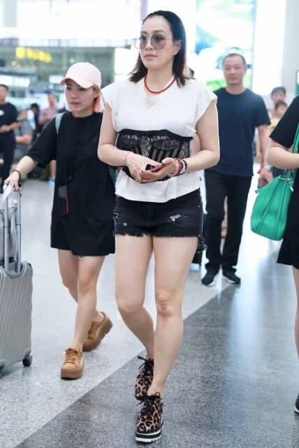 看鐘麗緹也不胖啊，穿短褲現身機場，腿跟張倫碩一樣長