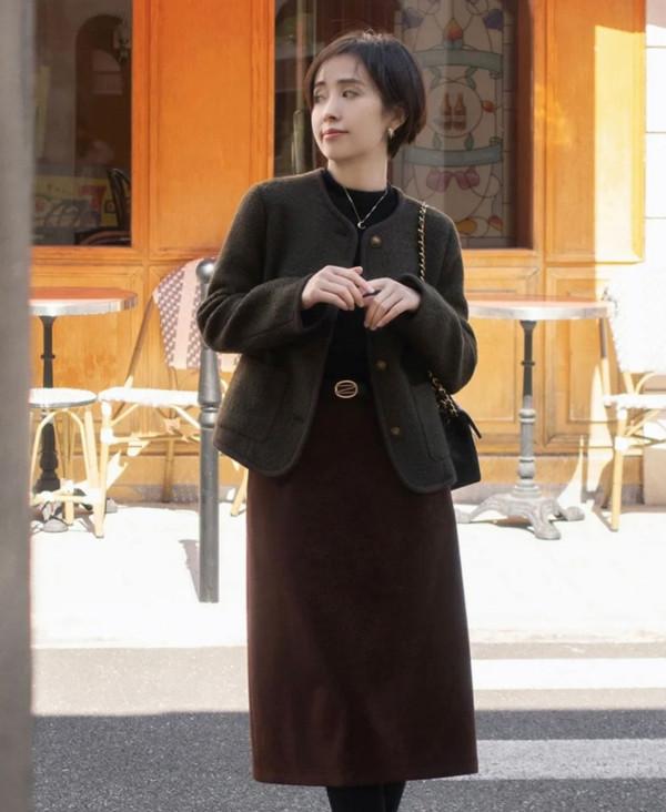 小個子少穿長大衣，“短外套+祼靴”才更適合，搭裙子褲子都好看