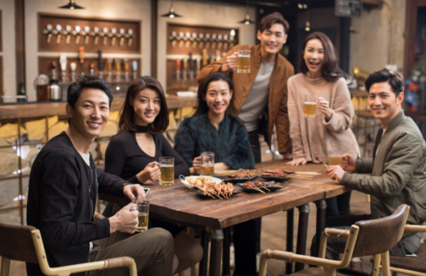 人到中年，應該遠離同學聚會，同學相聚無非是三個目的，毫無意義