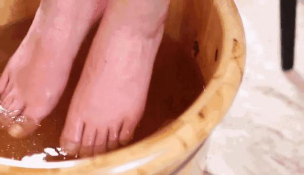每天用熱水泡腳，到底是養生還是“減壽”？聽聽醫生是怎麼說的