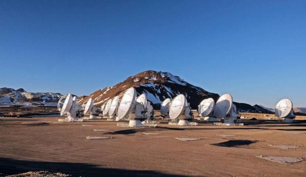 天文學家看到了行星正在形成的富碳星雲 天文學家看到了行星正在形成的富碳星雲