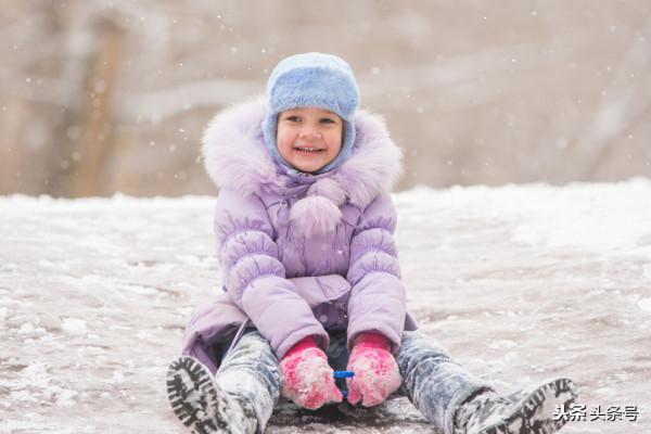 蹓冰船、滾雪球，是冬天孩子最快樂的玩耍———《木根根》連載8