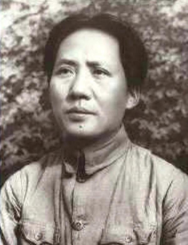 太強悍！毛主席率部在敵夾縫隱蔽25天捕捉戰機，吞敵一師一旅